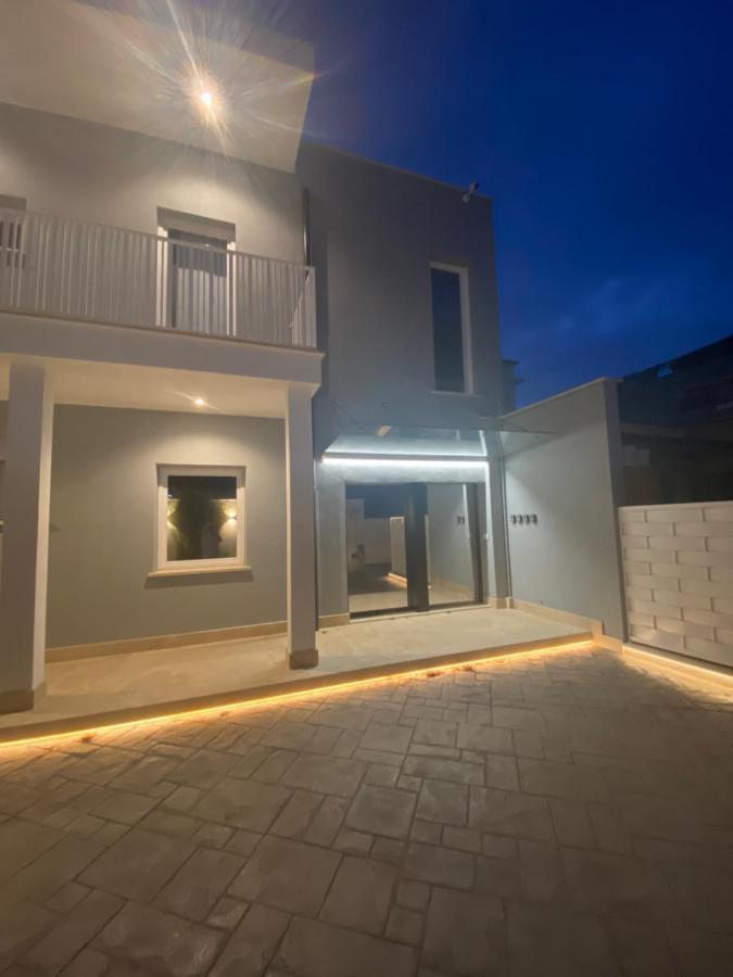 Grey House Guest House Luxury Latina Luaran gambar